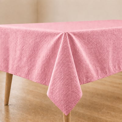 Roze tafelkleed op gedekte eettafel in zachte pasteltinten