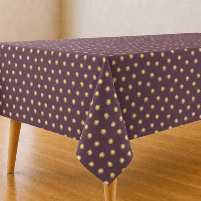 Kleurrijk tafelzeil met stippenprint op een gedekte tafel