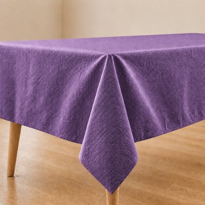 Paars tafelkleed op gedekte eettafel in verschillende paarstinten