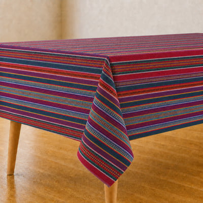 Veelkleurige tafelzeilen met vrolijke prints op een gedekte tafel