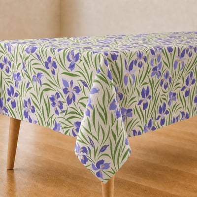 Kleurrijk tafelkleed met bloemenprint op een gedekte eettafel
