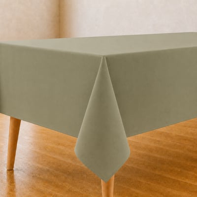 Effen tafelzeil in zachte kleur op een gedekte eettafel
