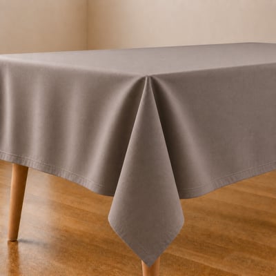 Opgevouwen polycotton tafelkleden in diverse kleuren op een houten tafel