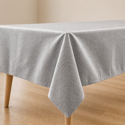 Zilverkleurig tafelzeil met glanzende accenten op gedekte tafel